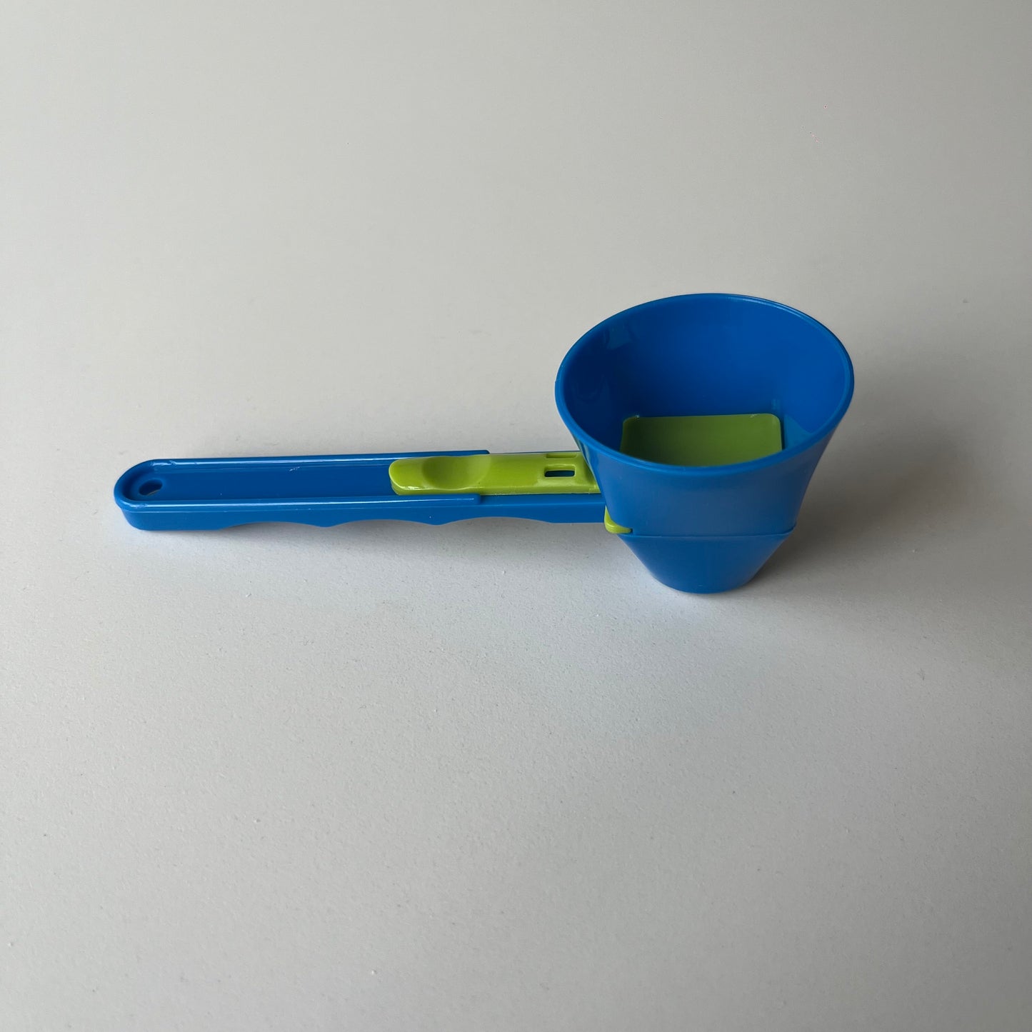 Nutrox Funnel Scoop